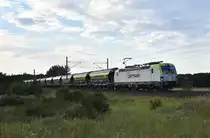 Captrain Vectron 193 784-6 unterwegs mit Drehgestell-Schüttgutwagen mit Schwenkdach 37 ten 84 NL-ERSA Tagnpps von ERMEWA SA / Captrain. 3km östlich von Büchen, 30.07.2018.