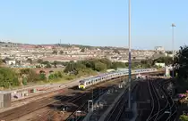 Währenddem ein 12-teiliger Thameslink Class 700 aus dem Bahnhof Brighton fährt, durchquert ein Class 313 als Southern Brighton - Seaford am 3. August 2018 den London Road Viadukt in Brighton.