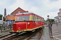 Wismarer Schienenbus T1 der Borkumer Kleinbahn am Inselbahnhof am 10.07.2018.
Der Triebwagen wurde 1940 von der Borkumer Kleinbahn gekauft und fuhr bis 1976 im Planverkehr der Inselbahn. Nach seiner Ausmusterung wurde er 1977 mit neuer Hauptuntersuchung an die DGEG verkauft, die jedoch keine dauerhafte Verwendung für den Triebwagen hatte. Über die Umwege Jagsttalbahn und Viernheim wurde der T1 1997 von der BKB wieder erworben und in der eigenen Werkstatt restauriert, neu motorisiert und fährt seit 1998 wieder regelmäßig auf Borkum.
Hersteller: Waggonfabrik Wismar, Typ: Hannover D, 
Baujahr: 1940, Fabrik-Nr.: 21145, 
Spurweite: 900mm, Länge: 11,35m, Breite: 2,40m, 
Radstand: 4,00m, Dienstgewicht: 6,5t, 
Geschwindigkeit: 30km/h, Sitzplätze: 40, 
Motorisierung: Ford BB Benziner 2 x 37kW(55PS) 
ab 1998 Daimler-Benz Diesel 2 x 40kW(40PS)