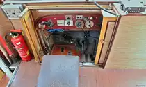 Wismarer Schienenbus T1 der Borkumer Kleinbahn Fahrerstand am 10.07.2018.
Der Triebwagen wurde 1940 von der Borkumer Kleinbahn gekauft und fuhr bis 1976 im Planverkehr der Inselbahn. Nach seiner Ausmusterung wurde er 1977 mit neuer Hauptuntersuchung an die DGEG verkauft, die jedoch keine dauerhafte Verwendung für den Triebwagen hatte. Über die Umwege Jagsttalbahn und Viernheim wurde der T1 1997 von der BKB wieder erworben und in der eigenen Werkstatt restauriert, neu motorisiert und fährt seit 1998 wieder regelmäßig auf Borkum.
Hersteller: Waggonfabrik Wismar, Typ: Hannover D, 
Baujahr: 1940, Fabrik-Nr.: 21145, 
Spurweite: 900mm, Länge: 11,35m, Breite: 2,40m, 
Radstand: 4,00m, Dienstgewicht: 6,5t, 
Geschwindigkeit: 30km/h, Sitzplätze: 40, 
Motorisierung: Ford BB Benziner 2 x 37kW(55PS) 
ab 1998 Daimler-Benz Diesel 2 x 40kW(40PS)