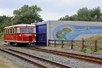 Wismarer Schienenbus T1 der Borkumer Kleinbahn am neuen Deich am 10.07.2018.
Der Triebwagen wurde 1940 von der Borkumer Kleinbahn gekauft und fuhr bis 1976 im Planverkehr der Inselbahn. Nach seiner Ausmusterung wurde er 1977 mit neuer Hauptuntersuchung an die DGEG verkauft, die jedoch keine dauerhafte Verwendung für den Triebwagen hatte. Über die Umwege Jagsttalbahn und Viernheim wurde der T1 1997 von der BKB wieder erworben und in der eigenen Werkstatt restauriert, neu motorisiert und fährt seit 1998 wieder regelmäßig auf Borkum.
Hersteller: Waggonfabrik Wismar, Typ: Hannover D, 
Baujahr: 1940, Fabrik-Nr.: 21145, 
Spurweite: 900mm, Länge: 11,35m, Breite: 2,40m, 
Radstand: 4,00m, Dienstgewicht: 6,5t, 
Geschwindigkeit: 30km/h, Sitzplätze: 40, 
Motorisierung: Ford BB Benziner 2 x 37kW(55PS) 
ab 1998 Daimler-Benz Diesel 2 x 40kW(40PS)