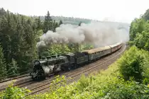 In ihrem 100. Jubiläumsjahr zieht die bayerische S 3/6 3673 aus Nördlingen ihren Zug am 19.05.2018 die Schiefe Ebene hoch nach Marktschorgast.

Hersteller: J.A. Maffei, München
Fabriknr.: 4536
Abnahmedatum: 01.08.1918
Erst-Bw: München Hbf
Umbeheimatungen: Augsburg, Ingolstadt, Lindau, Neu-Ulm, Ulm, Winterthur
Heimat-Bw. z.Z.d. Aufnahme: BEM Nördlingen
Eigentümer z.z.d. Aufnahme: Bayerisches Eisenbahnmuseum Nördlingen
ursprüngl. Fahrzeugnr.: 3673
UIC-Nr.: 90 80 0018 478-2 D-BYB
Betreibernr. z.Z.d. Aufnahme: 3673
Umnummerierungen: 18 478
z-Stellung: 13.04.1959
Ausmusterung: 14.07.1960
Radsatzfolge: 2'C1'h4v
Vmax (km/h): 120
Leistung (Psi): 1.770
Dienstmasse mit Tender (t): 135
Dienstmasse ohne Tender (t): 90
max. Radsatzfahrmasse (t): 17
LüP (mm): 23.230