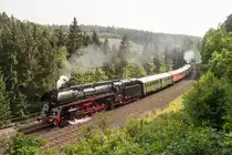 01 0509-8 führt ihren Zug am 19.05.2018 über die Schiefe Ebene nach Marktschorgast. Am Zugende schiebt 52 8079-7.

Hersteller: Krupp
Fabriknr.: 1426
Baujahr: 1935
Abnahmedatum: 22.03.1935
Erst-Bw: Offenburg
Umbeheimatungen: Erfurt, Saalfeld, Wittenberge, Pasewalk, Schwerin
Eigentümer z.z.d. Aufnahme: Eisenbahnbau- und Betriebsgesellschaft Pressnitztalbahn
ursprüngl. Fahrzeugnr.: 01 143
Betreibernr. z.Z.d. Aufnahme: 01 0509-8
Umnummerierungen: 01 509 (13.02.1963), 01 0509-8 (01.06.1970)
UIC-Nr.: 90 80 0001 509-8 D-PRESS
z-Stellung (DR): 10.09.1982
Ausmusterung: 30.06.1985