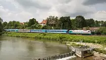 Eine recht gemischte Alex-Garnitur am 09.06.2018 in Volkmannsdorf nahe Moosburg an der Isar in Richtung Landshut. An der Zugspitze führt 183 004-1 gefolgt von zwei CD-Wagen und verschiedenen Alex-Wagen.

Hersteller: Siemens
Fabriknr.: 21522
Baujahr: 2007
Abnahmedatum: 17.12.2007
Eigentümer z.z.d. Aufnahme: Hannover Leasing
Betreiber-Nr.: 183 004
UIC-Nr.: 91 80 6183 004-1 D-DLB
EBA-Nr.: EBA 07E08G 004