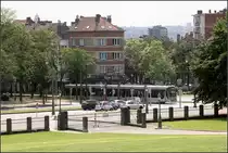 Tram fährt, die Autos warten -

Eine Flexity Outlook Straßenbahn der Linie 9 in Koekelberg (Brüssel).

23.06.2016 (M) 