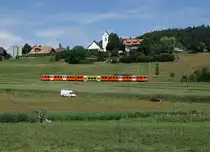 Baldiges Aus für die Be 4/12  MANDARINLI 

Regionalverkehr Bern-Solothurn RBS

Demnächst werden sämtliche noch im täglichen Betrieb stehenden Be 4/12  MANDARINLI  aus dem Jahre 1974 durch die neuen Be 4/10, Nummer 01 bis 14,  WORBLA  ersetzt.

Noch sind sie in verschiedenen Farbvarianten auf der Strecke Bern - Worb Dorf unterwegs.
Die Aufnahmen sind am 7. August 2018 in Worblaufen und bei Vechigen entstanden.
Foto: Walter Ruetsch 
