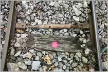 Lillafüredi Állami Erdei Vasút (LÁEV). Auf der Linie nach Mahoca findet man einige dieser Spurhalter und viele markierte Schwellen zum auswechseln. (13.06.2018)