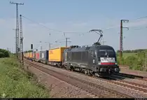 KLV-Zug mit 182 511-6 MRCE (Siemens ES64U2-011) fährt in Großkorbetha auf der Bahnstrecke Halle–Bebra (KBS 580) Richtung Bahnhof Großkorbetha.
(Neubearbeitung)
[10.5.2018 | 9:46 Uhr]