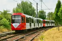 B-Wagen 2407 (ex 2107) befindet sich als saniertes Fahrzeug Nummer 17 zurück im Liniendienst. Hier zu sehen an der Haltestelle Von-Sparr-Straße am 08.08.2018.
