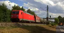 185 372-0 DB kommt aus Richtung Koblenz mit einem gemischten Güterzug aus Süden nach Köln-Gremberg und fährt durch Bad-Honnef am Rhein in Richtung Köln. 
Aufgenommen auf der Rechten Rheinstrecke in Bad-Honnef(am Rhein). 
Bei Sommerwetter am Nachmittag vom 31.7.2018.

