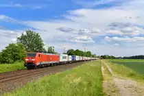 189 004 mit einem Containerzug am 23.05.2018 bei Woltorf. 