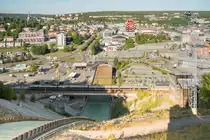 Diese Situation dürfte wohl weltweit einzigartig sein: Der Bahnhof Örnsköldsvik überspannt im nördlichen Bahnsteigbereich über eine Brücke den Auslauf einer Skisprungschanze. 10.06.2018