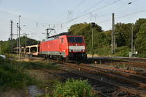 Auf dem Bü Blumenstraße kommt die 189 088-8 mit einem leeren Autotransporterzug für die Ford-Werke durch Grevenbroich gefahren. 7.8.2018