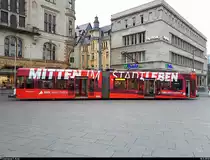 MGT-K-2 (Bombardier Flexity Classic), Wagen 694, der Halleschen Verkehrs-AG (HAVAG) wurde anlässlich einer Feier gemietet und im Innenraum ausgeschmückt. Hier steht das Fahrzeug auf dem Abstellgleis am Marktplatz.
[18.5.2018 | 18:13 Uhr]