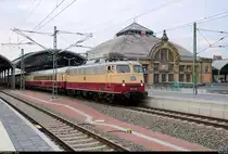 113 309-9 (E10 1309) der AKE Eisenbahntouristik als AKE 50 von Weimar nach Ostseebad Binz steht in Halle(Saale)Hbf auf Gleis 9.
[19.5.2018 | 6:23 Uhr]