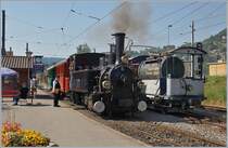 Die JS 909/BAM 6 G 3/3 (Baujahr 1901) wartet rauchend in Blonay auf die Abfahrt nach Chaulin. Auf dem Nebengleis steht der vorsichtshalber eingesetzte Löschzug. 
1. Juli 2018  
