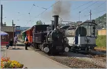 Die JS 909/BAM 6 G 3/3 (Baujahr 1901) wartet rauchend in Blonay auf die Abfahrt nach Chaulin. Auf dem Nebengleis steht der vorsichtshalber eingesetzte Löschzug. 
1. Juli 2018  