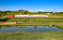 Ferien sind im Land ,.... 
Zu erkennen  an Zug 8567 der im ferienlauf 2 teilig geführt wird. 
Hier bei den bekannten Kreis-Teichen am 13.08.2018