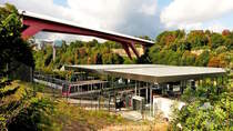 Auch wenn die B�ume schon ihre herbstlichen Farben tragen, so wurde das Bild doch mitten im Sommer aufgenommen. Am 10.08.2018 verl�sst ein Wagen der Standseilbahn Pfaffenthal-Kirchberg die Talstation, um die Fahrg�ste auf k�rzestem Weg nach Luxembourg-Kirchberg zur Tramhaltestelle Rout Br�ck-Pafendall zu bef�rdern. (Jeanny)