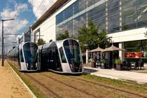 Vor der Kulisse der vielen einladenden Terrassen in der Avenue John F. Kennedy in Luxembourg-Kirchberg, begegnen sich zwei CAF Urbos von LUXTRAM S.A. zwischen den Haltestelle Alphonse Weicker und Luxexpo. 10.08.2018 (Hans)