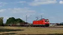 185 153 ist mit einem Güterzug gen Karlsruhe südlich von Blankenloch (Streckenkilometer 51,8) unterwegs. Fotografiert am 31.7.2018 16:38
