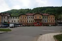 Vorplatzansicht des Aufnahmsgebäudes des Bahnhof Hanusovice am 21.Juli 2018.