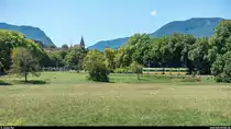 TransN Littorail Be 4/4 502 und Bt 554 am 12. August 2018 zwischen Colombier und Bas-des-allées. Im Hintergrund das Château de Colombier.