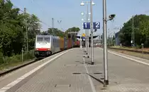 186 450-3 von Lineas/Railpool  kommt aus Richtung Köln mit einem Containerzug aus Milano-Smistamento(I) nach Zeebrugge-Ramskapelle(B) und kommt aus Köln-Süd,Köln-West,Köln-Ehrenfeld,Kerpen,Horrem,Buir,Merzenich,Düren,Langerwehe,Eschweiler-Hbf,Stolberg-Hbf(Rheinland),Aachen-Eilendorf und fährt durch  Aachen-Rothe-Erde in Richtung Aachen-Hbf,Aachen-Schanz,Aachen-West. 
Aufgenommen vom Bahnsteig 1 in Aachen-Rothe-Erde. 
Bei Sommerwetter am Nachmittag vom 4.8.2018.