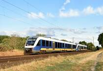 Am Freitag den 10.8.2018 fährt dieser RE10 in Richtung Kleve, hier ist der NWB-Zug bei Kaarst Broicherseite. 