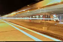 Abends gibt es immer noch einige Zugbewegungen in Halle(Saale)Hbf.
1442 664 (Bombardier Talent 2) der S-Bahn Mitteldeutschland (MDSB II | DB Regio Südost) als S 37772 (S7) nach Halle-Nietleben verlässt ihren Startbahnhof auf Gleis 9, während 9442 314 von Abellio Rail Mitteldeutschland auf Gleis 10 steht.
[19.5.2018 | 22:51 Uhr]