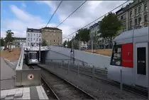 Tunnelausfahrt -

Durch geschickte Modellierung des Geländes ist das eigentliche Rampenbauwerk recht kurz gestaltet. Schon die gesamte Station senkt sich in Richtung Tunnelausfahrt ab.
Haltestelle Bilk S der Düsseldorfer Wehrhahnlinie.

14.08.2018 (M)