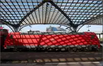Unter dem stählernen Netz -

Eine Lokomotive der Baureihe 146 im Hauptbahnhof von Köln.

18.08.2018 (M)