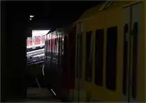Hinaus ins Tageslicht / hinein ins Dunkel -

Während die S-Bahn rechts in Hamburg-Altona gleich den Citytunnel verlässt, kommt eine entgegenkommende Bahn die Rampe herunter.

15.08.2018 (M)

