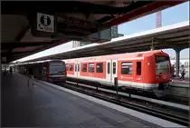 U-Bahn-Fahrzeuge sind eher etwas lichtscheu -

U- und S-Bahn-Triebwagen im Bahnhof Barmek. U-Bahnen sind oftmals im Untergrund unterwegs und sind daher seltener dem Sonnenlicht ausgesetzt als ihre S-Bahn-Kollegen. In Hamburg wagen sich die U-Bahnzüge aber dennoch sehr oft ans Tageslicht, weit mehr als in Berlin oder München.

16.08.2018 (M)