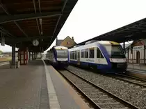 Noch bis Ende des Jahres 2018 fährt in Quedlinburg der HEX. Immer zur halben Stunde treffen sich dabei zwei LINT 41 im interessant modernisierten Bahnhof: an Gleis 1, an dem man einfach auf den alten Bahnsteig einen neuen Asphaltbahnsteig aufgesetzt hat, steht der Zug nach Thale, an Gleis 2, einem schön mit Kopfsteinpflaster modernisierten Bahnsteig, hält der LINT nach Magdeburg.
Gleis 3 ist seit 2006 meterspurig und wird von der HSB genutzt.