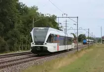Pararellfahrt zwischen Erlen und Sulgen: 
Währenddem der Thurbo RABe 526 748-9  Elsau  das rechte Gleis befährt, zieht die Stadler Eea 936 133 auf dem linken Gleis drei SBB RABe 522 in Richtung Sungen.
Aufgenommen am 13. August 2018 