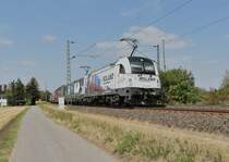 Was für eine Fuhre, vorne die 1216 955-5 der WLC und die von 193 244-3 von Eloc und dann im Anhang jedemenge Kastelwagen. 19.8.2018
