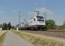 Was für eine Fuhre, vorne die 1216 955-5 der WLC und die von 193 244-3 von Eloc und dann im Anhang jedemenge Kastelwagen. 19.8.2018