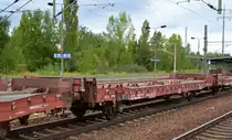 Sehe ich zum ersten Mal diese Flachwagen mit zwei Einzelradsätzen vom Einsteller ERMEWA SA anscheinend zum Transport von Fahrzeugen (Nutzfahrzeugen) mit französischer Registrierung, im Bild der Wagen mit der Nr. 21 RIV 87 F-ERSA 4155 528-6 Ldkks 31 6 am 20.08.18 in einem gemischten Güterzug im Bf. Flughafen Berlin-Schönefeld.