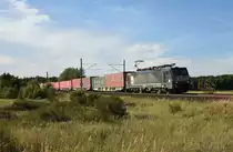 MRCE E 189 452 / 5 170 026-6 mit einem Containerzug, kommend aus Richtung Hamburg. 3km östlich von Büchen, 06.08.2018.