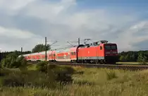 RE1 des Hanse-Express mit der 112 109-4 in Front. Kurz nach der Abfahrt vom Bahnhof Büchen, kommend aus Hamburg. 3km östlich von Büchen, 06.08.2018.