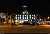 Blick auf das Empfangsgebäude von Halle(Saale)Hbf, das momentan durch die Umbauarbeiten und damit den vorübergehenden Umzug einiger Geschäfte leider etwas verdeckt ist.
Die Überbelichtung im Innern der Bahnhofshalle ließ sich nur schlecht korrigieren.
[19.5.2018 | 23:17 Uhr]