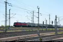 KLV-Zug mit 152 128-5 DB fährt in Halle (Saale), Karl-von-Thielen-Straße, auf der Ostumfahrung für den Güterverkehr in nördlicher Richtung.
[20.5.2018 | 9:47 Uhr]