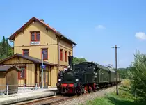 T3 930 mit ihrem Dampfzug im Bahnhof von Kohlstetten am 18.8.2018.