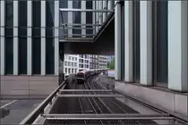 Durchblick -

Blick unter einem Neubau hindurch auf einen U-Bahnzug der Hamburger Linie U3, der von der Station Rödingsmarkt hinunter zur Haltestelle Rathaus rollt.

15.08.2018 (M)