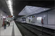 Unter dem Kirchplatz von St. Peter -

U-Station Kirchplatz der Düsseldorfer Wehrhahnlinie. Die Architektur der neuen Stationen wirkt wie aus einem Guß, aber jeder Station hat dennoch ihr eigenes Gepräge. 
Über die Öffnung in der Deck fällt Tageslicht in die Station, und dies durch eine verglasten Wand am Treppenaufgang zur Oberfläche. 

14.08.2018 (M)