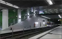 Grün als Hintergrundfarbe -

U-Station Graf-Adolf-Platz der Düsseldorfer Wehrhahnlinie. Die Wände neben den Treppenaufgängen und an den Tunnelportalen sind hier grün gestaltet. Früher hat man solche Galerien in U-Bahnhöfen offen gestaltet, heute sind aus brandschutztechnischen Gründen Glaswände erforderlich.

14.08.2018 (M)