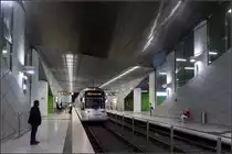 Bahn und Haltestelle im Einklang -

Die Niederflur-Straßenbahnen passen farblich und von der Form sehr gut zum futuristischen Architektur der Stationen. U-Bahnhof Graf-Adolf-Platz an der Düsseldorfer Wehrhahnlinie.

14.08.2018 (M)