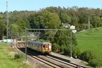 Triebzug 256 der SNCB/NMBS verlässt den Haltepunkt Nessonvaux auf dem Weg nach Liège-Guillemins. Aufnahme vom 03/10/2010.
