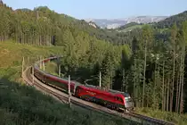 Die ersten Sonnenstrahlen erreichen am Morgen des 21.8.18 den RJ-551 mit 1216.229 bei Breitenstein.